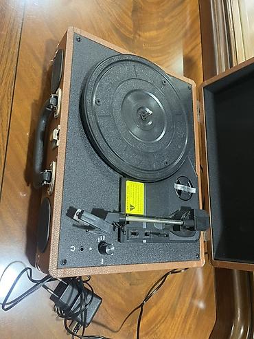 gramafon: Qramafon Retro patefon val oxudan. Yenidir Retro dizaynlı, müasir — 3