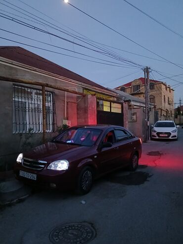 Digər Avtomobillər: Qırmızı rəngli 4 qapılı sedan Mühərrik və ötürmə: - Benzinli mühərrik — 9