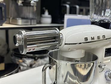 Блендеры, комбайны, миксеры: Кухонная машина Smeg (ретро‑дизайн, цвет кремовый) с верхним — 10