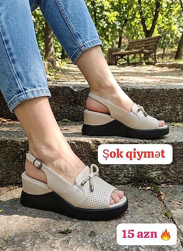 platforma çəkmələr: Qadın üçün komfortlu platforma sandaletlər - Rənglər: qara və bej - — 2