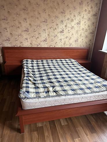 Двуспальная кровать с высоким изголовьем и прикроватными тумбами +