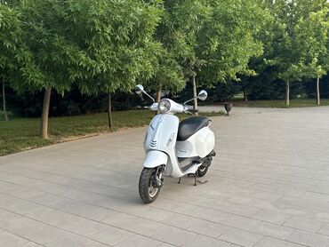 Mopedlər,skuterlər: Ağ rəngli şəhər skuterı - Korpus: klassik retro dizayn, ağ rəng, xrom — 4