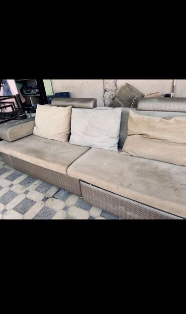 диваны угловой: Бурчтук диван, түсү - Саргыч боз, Колдонулган