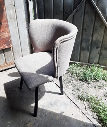 мебель кресло: Мякгое кресло-стул, металлический карказ