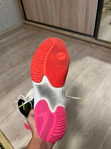 Кроссовки и спортивная обувь: Борцовки Nike белого цвета с контрастными деталями. Обувь имеет — 5