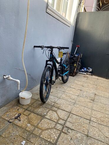 velasipedlər: Disk əyləcləri və ön amortizatoru olan BMX velosiped. Qara çərçivə