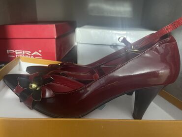 Туфли: Размер: первые 5 фото 35-36 
6-10 фото 36 
11 фото 37 — 7