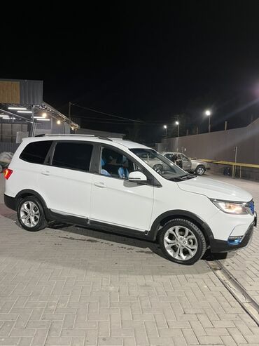 авто из кореи в наличии в бишкеке: Белый автомобиль Karry,7-местный кроссовер, с синими акцентами на