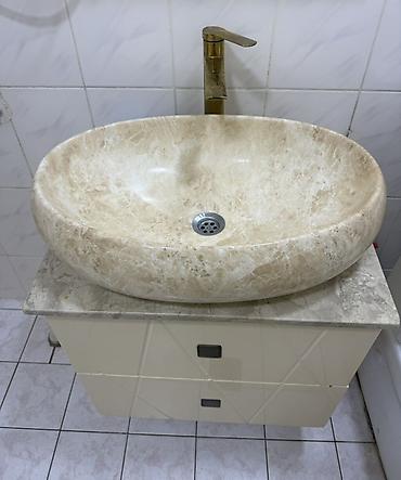 Hamam dolabları: Vanna otağı üçün mərmər üslubunda üstdən quraşdırılan lavabo və şkaf — 1