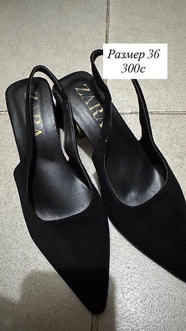 Босоножки, сандалии, шлепанцы: Две пары женских шлёпанцев. 1) Белые мюли JING PIN NV XIE - Размер — 11