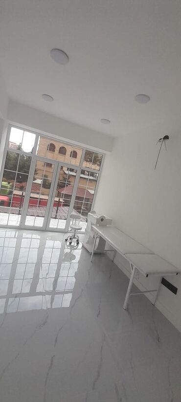 Kommersiya daşınmaz əmlakının satışı: KLİNİKA icarəyə verilir. Otaqların sayı 21 di. SAHƏSİ 430 kV . YENİ — 19