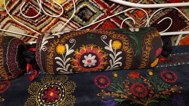 Άλλα αντικείμενα για το σπίτι: Ένα κάλυμμα κρεβατιού και δύο μαξιλάρια. Κεντημένο σε παραδοσιακό — 10