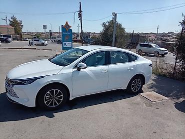 ucuz elektrikli avtomobil: BYD Qin Plus DM-i sedan - Kuzov: 4 qapılı sedan, ağ rəng - Güc — 9