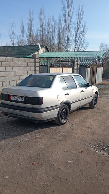 автомобиль продается: Volkswagen Vento: 1992 г., 1.8 л, Механика, Бензин