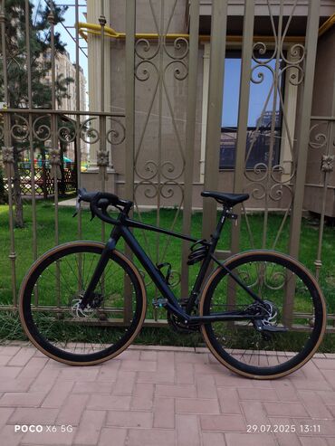 туристический велосипед: 🚴 Рама: Прочная алюминиевая конструкция, размер 47 см - легкость и