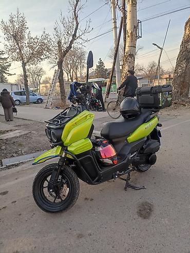 дорожный жилет: Скутер/мопед городского типа, ярко‑лаймовый цвет. Основные — 1