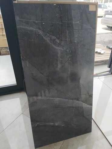metbex kafeli: Böyük ölçülü keramika/porcelan plitə – qrafit-boz rəngdə, təbii daş