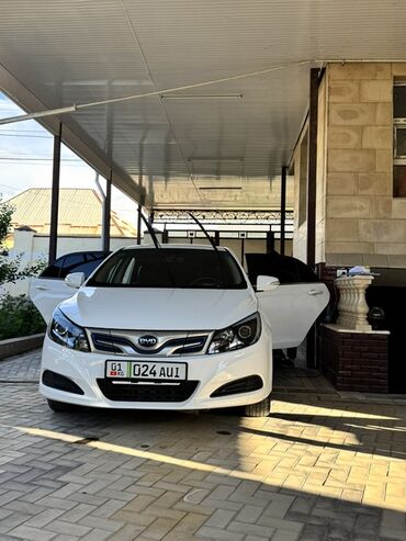 какая машина подойдет для яндекс такси: Электрический седан BYD e5 белого цвета с четырьмя дверями. Автомобиль