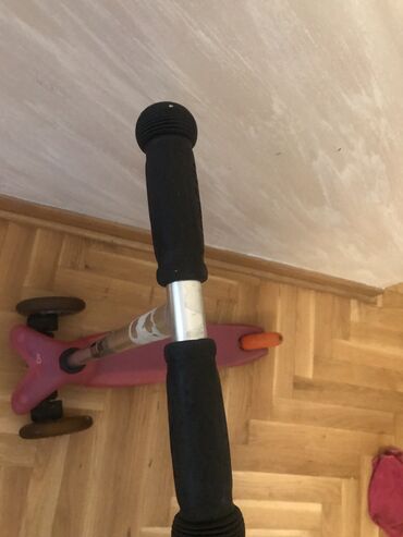 Trotineti, skejtbordovi i hoverbordovi: Micro trotinet Sa torbicom U super stanju na Zvezdari moguce — 3