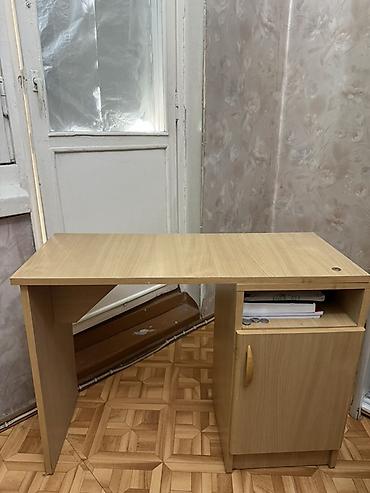 мебельный щит: Компактный рабочий стол из ЛДСП в светлом древесном оттенке. - — 1
