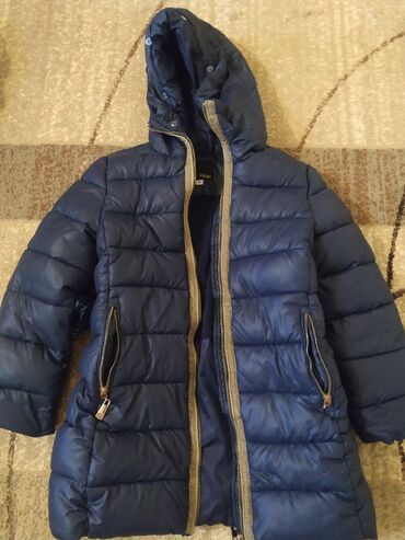 детски куртка: Куртка детская зимняя. Очень тёплая. Длина 60 см. Бренд Fendi. На