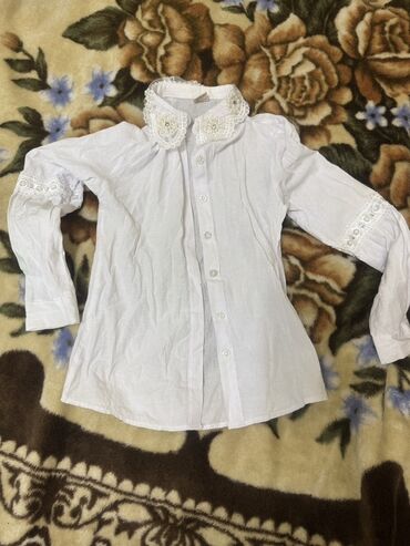 Koftalar, sviterlər: Uşaq geyimi - Ağ uzunqol köynək: Ön hissədə qrafik printli dizayn — 10