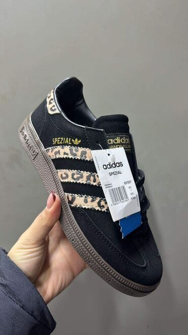 Women's Sneakers and athletic shoes: 40 — 7