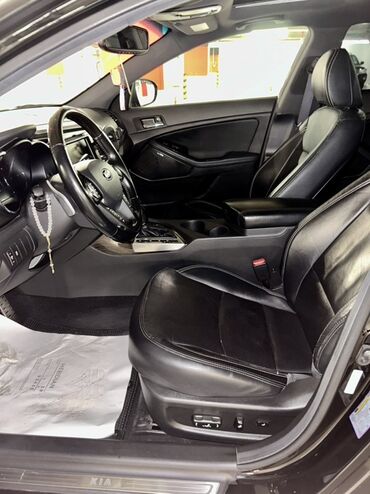 Kia: Kia Optima – qara rəng, sedan kuzov. Şəhərdaxili və magistral yollarda — 12