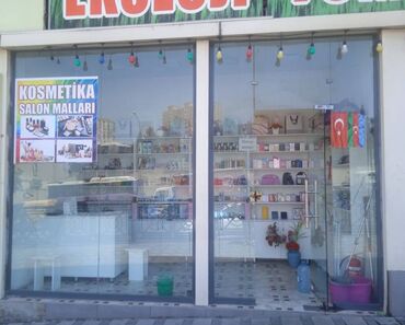Kommersiya daşınmaz əmlakının satışı: Mağazada 2 vitrin arenaya verilir, qiymət 280 manat. 20 yanvar metrosu