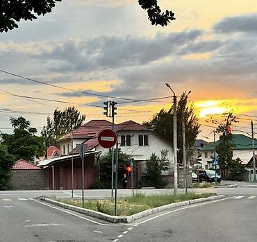 доброй плаза: Продаются два двухэтажных дома с прилегающим участком на угловом — 1