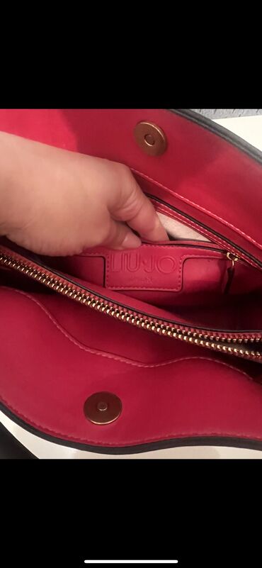 Çantalar: Temiz deridi. Bezi yerlerinde atma var, istifadeye engel deyil. Xahish — 7