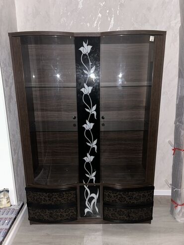 Gözəllik və estetika avadanlığı: Şüşəli dolab vitrini