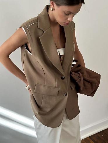 Классические жилеты: Костюмная безрукавка Размер L/XL Женская одежда от производителя — 7