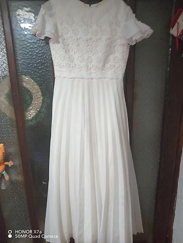 cipkaste vencanice: Belo elegantno haljina midi dužine sa cvetnim čipkanim gornjim delom i — 3