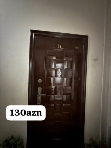 Paltaryuyan maşınlar: Dəmir giriş qapısı – tünd qəhvəyi rəng, parlaq dekorativ panellərlə