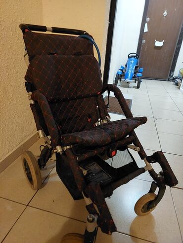 Инвалидные коляски: Saglamliq imkanlari mehdud olan usaqlar ucun kolyaska. Ceki tutumu