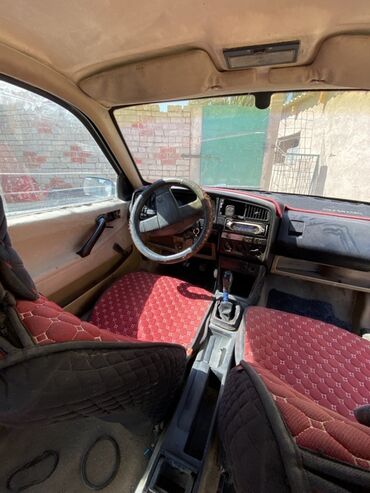 Volkswagen Passat: 1988 г., 1.8 л, Механика, Бензин, Седан