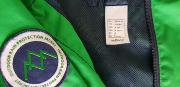 зеленый пиджак: Куртка- ветровка на рост 125-132 (5-8 лет) в состоянии новой вещи