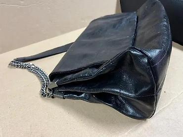 Modni rančevi: Crna ženska torba preko ramena - Materijal: veštačka koža (sjajan — 1