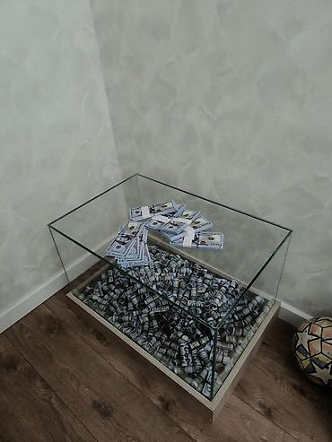 ucuz vitrin: Şüşə vitrin/masası – dekorativ “pul rulonları” ilə - Material: qalın — 1