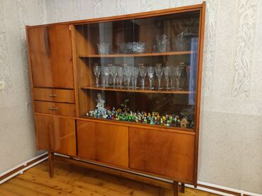 Masalar və oturacaqlar: Açılan, 4 qapılı Düz dolab, Servant