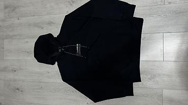 Толстовки: Худи черное с капюшоном и карманом-кенгуру. Минималистичный дизайн, на — 2