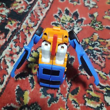 Игрушки: Игрушка-трансформер, способная менять форму из автомобиля в робота — 2