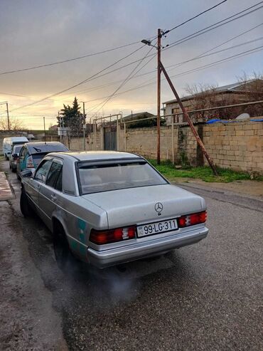 mercedes 190 oluxana: Mercedes-Benz 190: 1.8 l | 1988 il Sedan