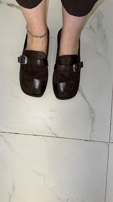 Makasin və loferlər: Qadınlar üçün loafer ayaqqabılar - Stil: Kəmərli-buclu loafer — 6