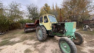 Тюковые пресс-подборщики: Пресс-подборщик тюковый прицепной + трактор-поезд МТЗ (на фото в — 1