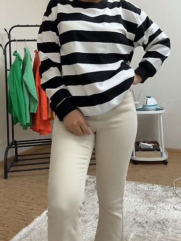 Блузки: - Универсальная база: сочетается с лонгсливами, свитерами и рубашками — 3