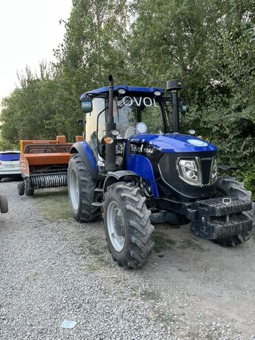 kotanlar traktör: LOVOL markalı mavi rəngli traktor. Traktor rahat sürücü kabinəsi və
