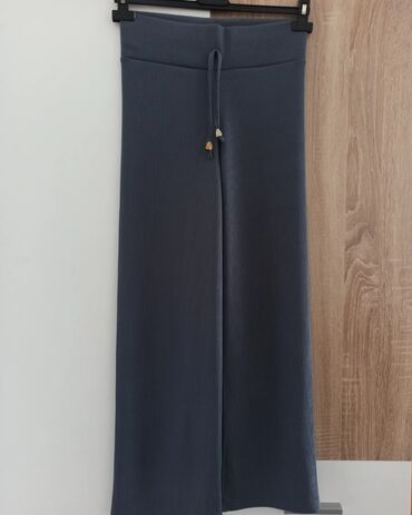 crna kosulja i sive pantalone: S (EU 36), Normalan struk, Ravne nogavice