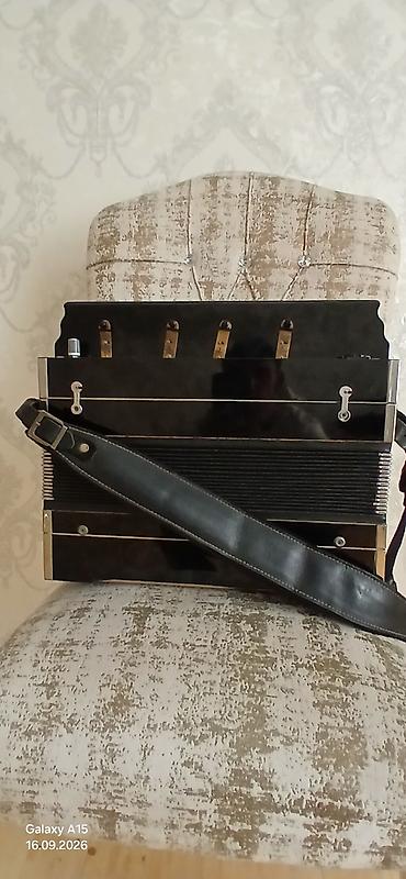 концерт инстасамки в баку: Harmonium/akkordeon tipli qədim klavişli nəfəsli musiqi aləti - — 2